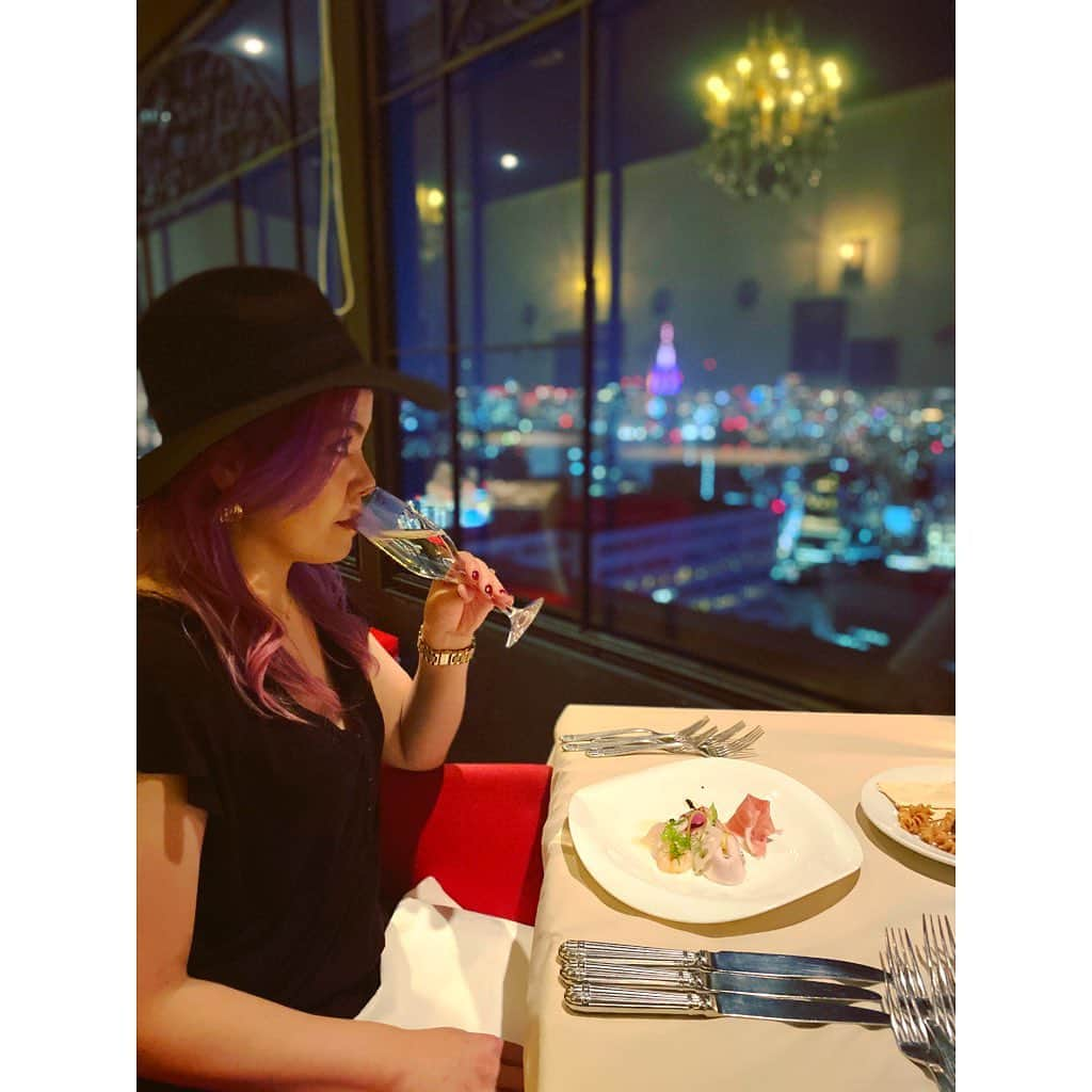 西国原礼子さんのインスタグラム写真 - (西国原礼子Instagram)「東京の美しい夜景を眺めながら、結婚記念日をお祝いしてきました🥂 はぁ…💕😌素敵な夜だった☺️💐  #weddinganiversary #specialdinner」10月25日 22時40分 - rachel_thousand