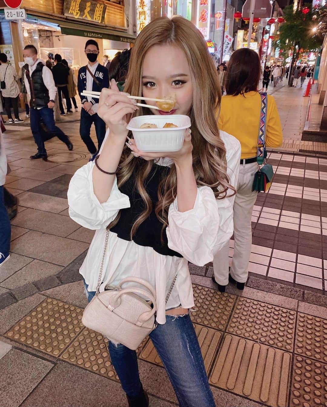 田村月光（ツッキー）のインスタグラム：「. 中華街で占いした〜🔮‪‪❤︎‬ 初小籠包❕💋💋‪‪𐤔𐤔‬‪ 最近眉毛グラデーションにしてるんだッ!!」