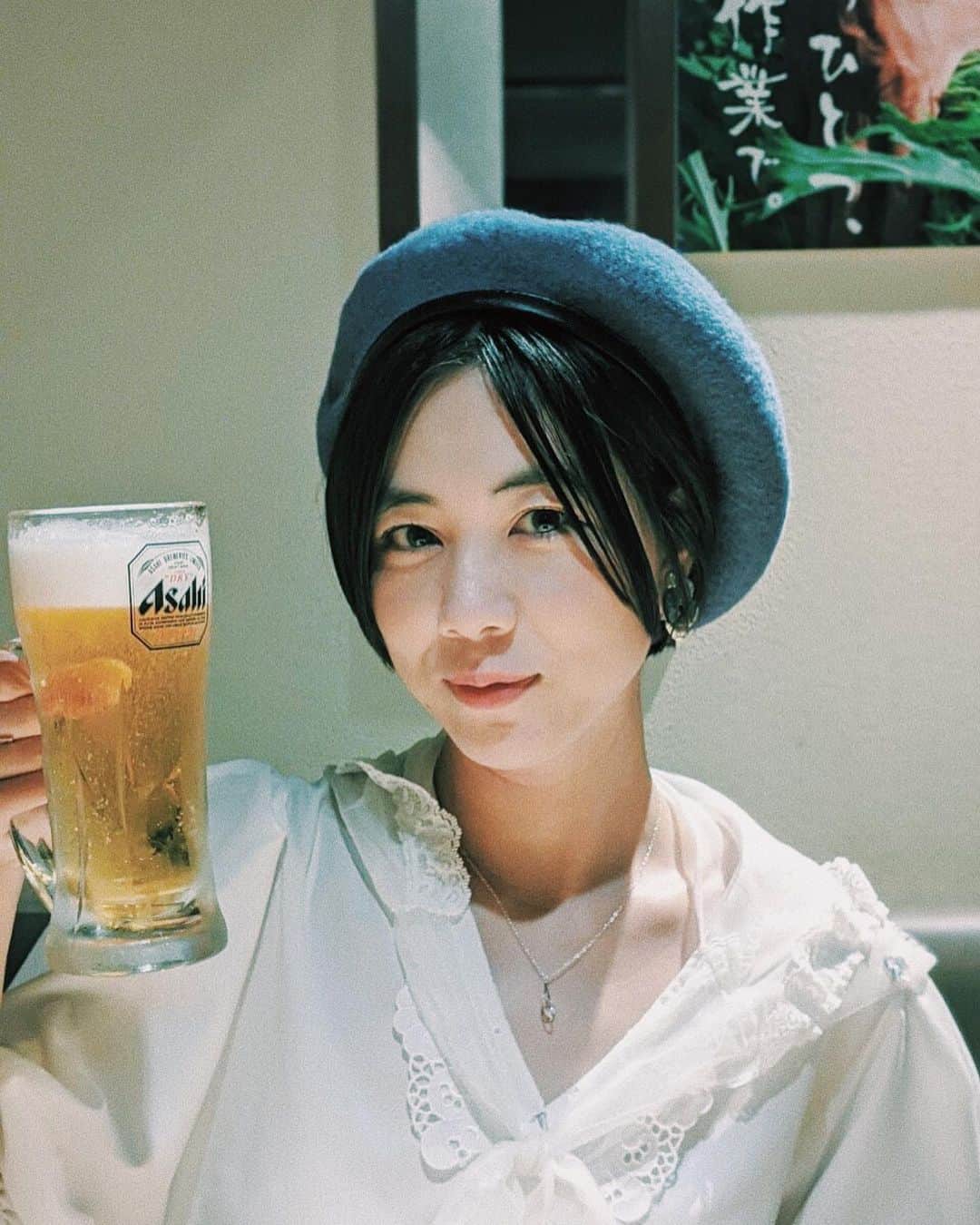 木村仁美のインスタグラム：「🍻の木村さん。にっこり幸せ☺️ #木村さんとおいしいお酒🍶🍾   食欲の秋だよ〜🌾🍚🍶   #ショートカット #ショート女子 #黒髪ショート #古着好き #穏やかな時間 #オフモード #ビール女子」