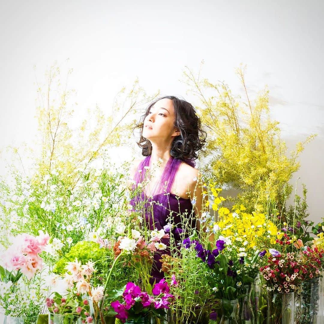 藤本奈月のインスタグラム：「@atelier_g_2020 by @natsuki_n2k & @sachikoitose   Fugee @fugee_make_up_salon と、 GYPSY @gypsy_models_2020 の 【 G 】　そう、とっても単純w  もう一緒に色んな事をするの前提に、私の頭のクリエイション脳が常に動いていて。 作品撮影の域を超えた動きが増えてきたから、 もうこうなれば　いちモデル、いちメイクさんではなく、チームになってしまった方が もっともっと互いの思いを伝えて行けると。 私達が作る空間を「アトリエ」と称して。 月と陽、陰と陽、光と影。縁を円にして、一つの物を作り上げて行きたいです。 撮影をベースをに「空間」を提供して、想いがカタチになるように。 これからの動きをお楽しみに💎  →→→ @atelier_g_2020 ←←←」