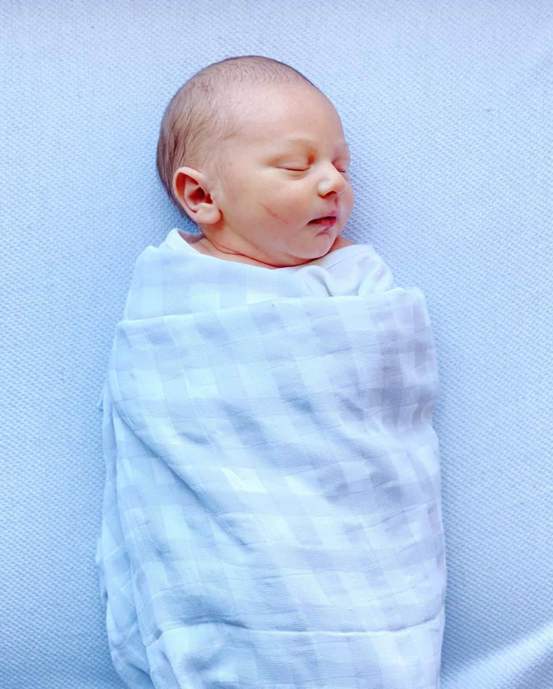 Anna Jane Wisniewskiさんのインスタグラム写真 - (Anna Jane WisniewskiInstagram)「It’s Bennett!   The newest (and last!) bundle of our fam: Mark Bennett. He’s going to be a middle name kid and we’re calling him Bennett, that is, until he inevitably develops a nickname.   Mark is the name of BOTH his grandfathers and we’re proud to pass that down to him—I think my late dad would be excited to share his name. (Fun fact, my dad was also one of three boys) Bennett is my Grammy’s maiden name and although she’s been gone for decades, I love the fact that we’ve passed down a family name to all our boys.   He was born on 10/21, has hair like Teddy, already gave himself a little scratch on the cheek (newborn nails 😑), and Harry has already proven to be extremely helpful (he’s the oldest of three brothers—he’s taking it seriously).   I can’t believe he’s here. I spent most of this pregnancy in denial that it feels like a dream. It’s been such a journey and I’m so relieved our little man is healthy and home. 🌈🌈」10月25日 22時39分 - seeannajane