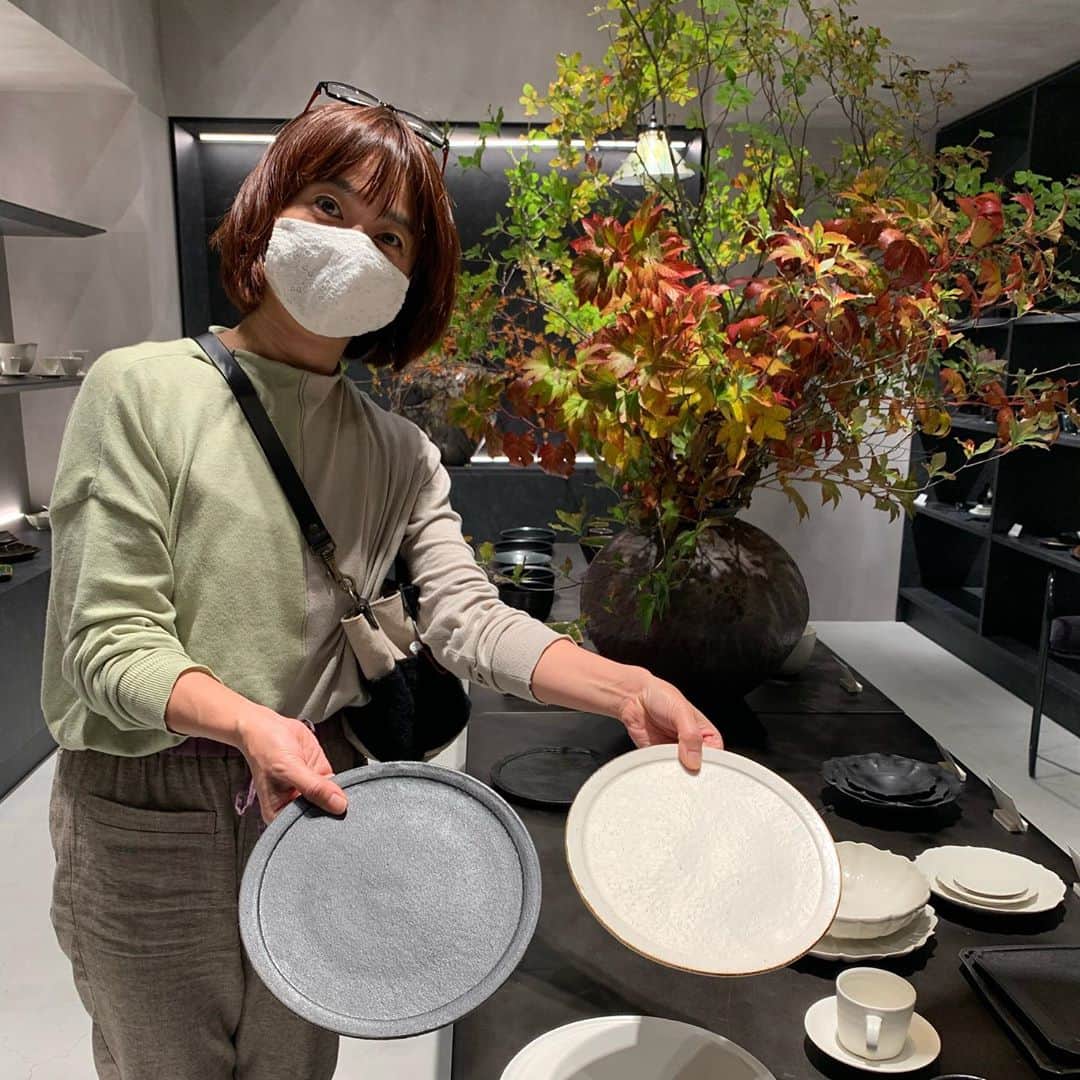 住吉美紀さんのインスタグラム写真 - (住吉美紀Instagram)「益子焼の新ブランド #GENDO の初めての展覧会、「mashiko GENDO ～ 料理人と作家が創造した器」展へ。 めちゃくちゃ素敵。欲しくなる器が満載。 現代の和洋折衷な家庭の食卓に使いやすそう、且つ、存在感とオーラを放っている食器がたくさん。 １２月３日までですが、点数がかなり限られているようなので、人気のものは早くなくなってしまいそう。  ちなみに、明日からの一週間、#tokyofm #BlueOcean でGENDOの丸皿を毎日リスナー４名様にプレゼントします。 食欲の秋、おうちご飯を贅沢に。  #益子焼 #松崎健 #六本木ヒルズ #ggiftandlifestyle  @blueocean_tfm」10月25日 22時39分 - miki_sumiyoshi