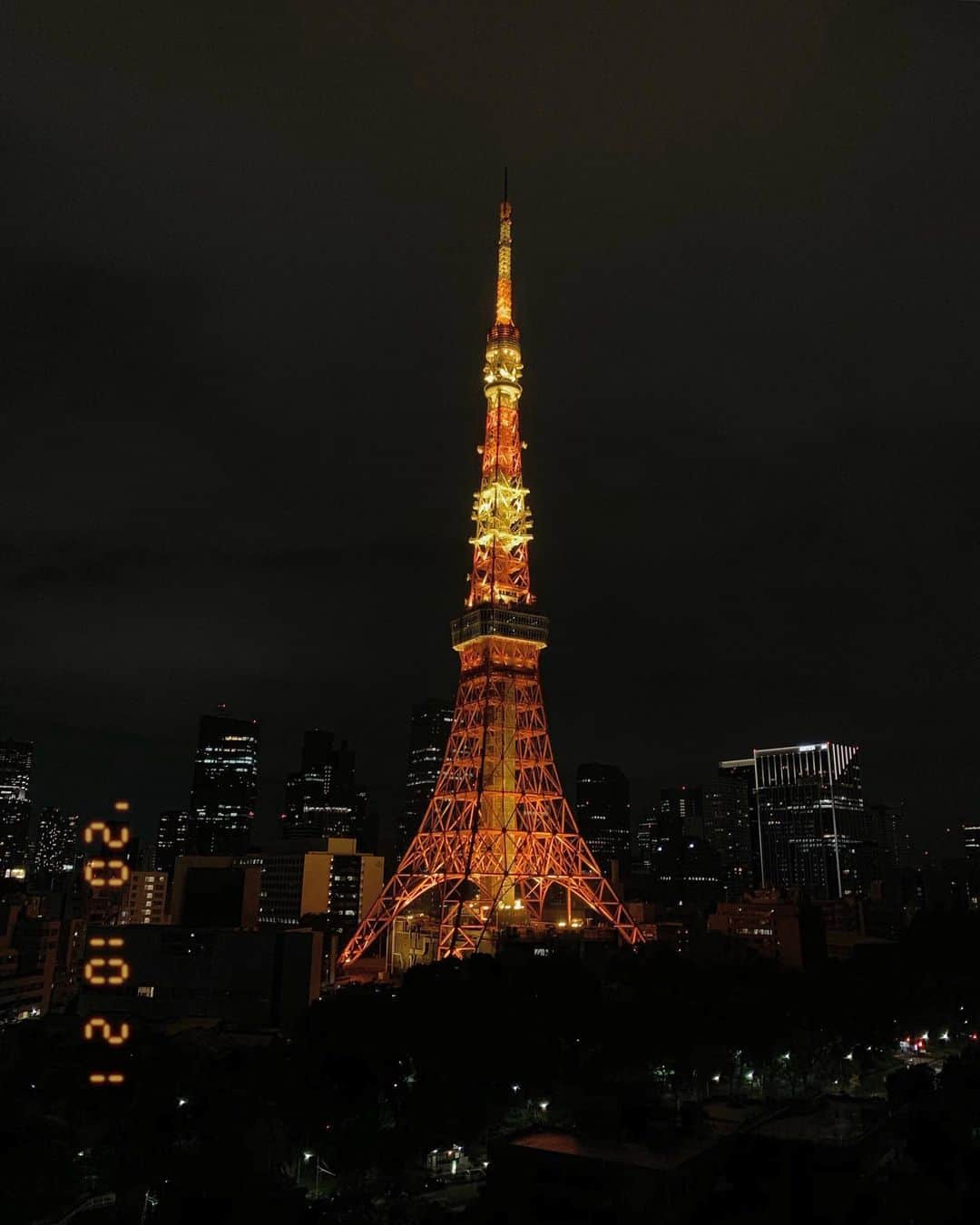 大坪はるらさんのインスタグラム写真 - (大坪はるらInstagram)「・ 冬のライトアップは暖かみのあるオレンジ色に 変わるらしい。✨ 東京のシンボル。美しい🗼」10月25日 22時39分 - harurappy_1211