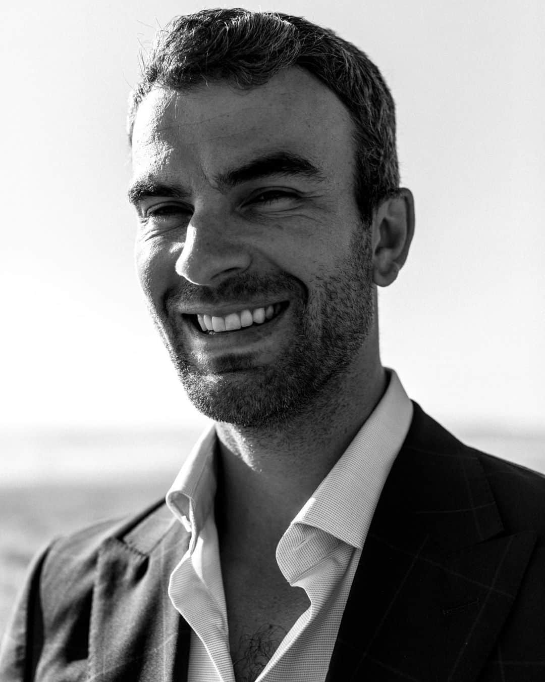 エリック・ラドフォードのインスタグラム：「I’ve got a lot to smile about today. How about you?? What’s making you smile these days?  #happy #smile #photooftheday #persepective #mensstyle #mensfashion #scruff #man  #goodtimes」