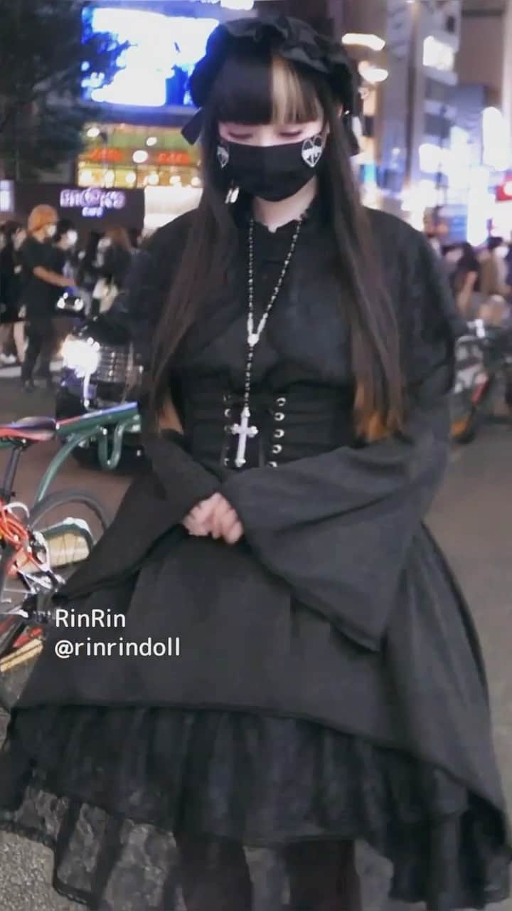 のインスタグラム：「October in Harajuku 🎃 10月の原宿🎃 Interview video up now at YouTube.com/rinrindoll ! I asked about everyone’s fashion inspo and their Autumn plans! みんなのインタビュー動画アップ！ファッションのインスピレーションと秋にしたいことも聞いてきたよ！ Special thanks to @tulle_mag @kyokorin_lolita @glassmachina  . . Thank you Imetaso @_imetaso_  Ebony @ebunnybee  Mikael @mikael_140506  Reona @meruru45pyon  Harry @capt.naru  Haru Jessie @yume.chii  . . #ootd Onepiece, necklace, corset, headdress, shoes: #mihomatsuda @mihomatsuda_official  Tights: #tutuanna @tutuanna_official  Rings: #annasui @annasui_japan #viviennewestwood @viviennewestwoodjapan  Mask: #morph8ne @morph8ne_official  . . 🎵 #きゃりーぱみゅぱみゅ - #原宿いやほい  . . #rinrindollreels #rinrindoll #japan #tokyo #harajuku #japanesefashion #tokyofashion #harajukufashion #東京 #コーデ #今日のコーデ #autumnootd #秋コーデ #lolitafashion #ロリータ #ゴシックロリータ #秋 #gothiclolita #autumnstyle」