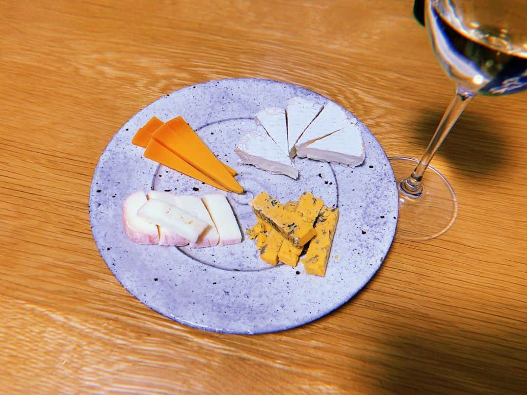 加納有沙のインスタグラム：「貧乏性だからチビチビ食べちゃう。 至福の時間。  #北海道のチーズ #ニ世古ミモレット #ロビオーラ #ジャパンブルーおこっぺ #ニュービアンカ」
