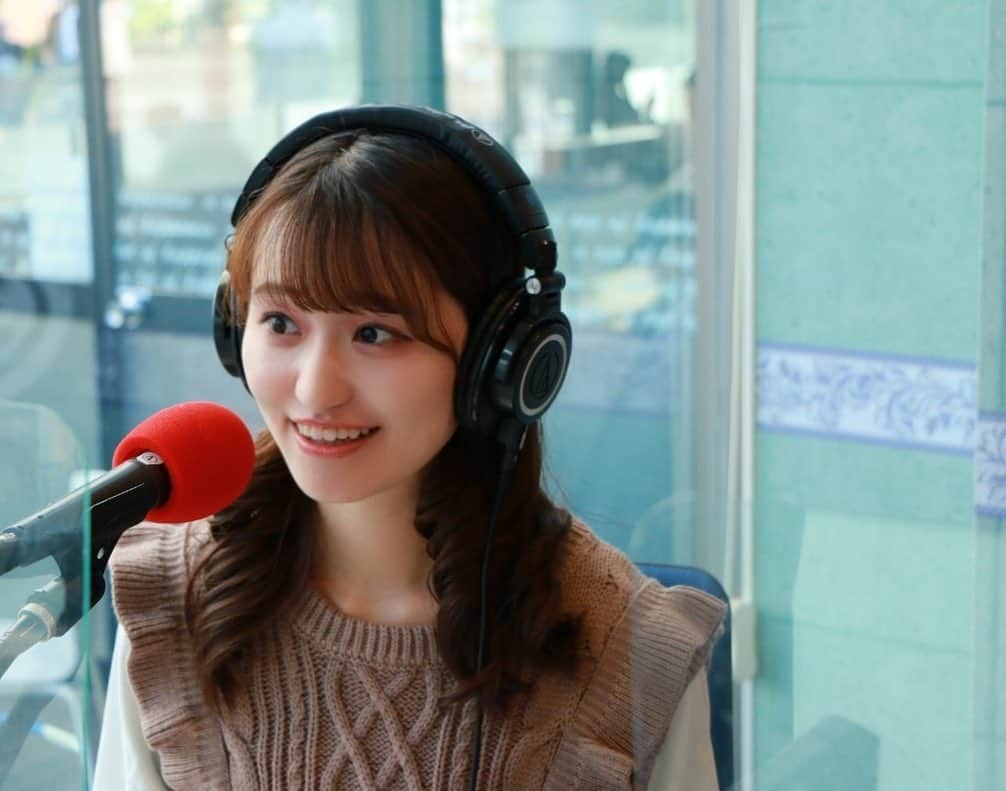 岡崎まどかのインスタグラム：「📻 【スタジオバージョン】  今日の生放送ラジオでは、１時間パーソナリティを務め、またコーナーでは改めてミスコンを応援してくださった方への感謝の気持ちをお伝えできました💐  そして番組中盤ではなんと、お花のサプライズまで✨ 嬉しかったです。今日もありがとうございました📻🌸  控え室バージョンはこちら（ @madoka_o523 ）  #ラジオ　#レインボータウンfm」