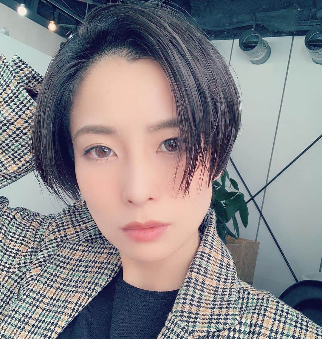真崎ゆかのインスタグラム：「もうあと2日後には小屋入りだ。 …なんだと！？ ドキドキしてきてしまった。。 ワクワクもしてる。。 でも、なんかアレもコレも、と忙しない日々に余裕もなくなってる気がする。 私の脳内容量少ないので。笑 でも楽しいな。 毎日楽しいな。 悩むのって楽しいな。 何かを作るって楽しいな。 誰かと作り上げるって楽しいな。 かわいこちゃんたちがいっぱいで楽しいな。 ・ 本番間近で気合い入れる為にバッサリいきましたー 今回の役の為にも…☺️ ・ 耳が小さくて髪の毛ちょーかかりにくいから、サイド久々に刈っちゃったyo ・ @hiro_tani_mey いつもカッコいくしてくれてありがとうございます🙌 ・ ・ #PUNKBANK #LifeOnMars? #マグカルシアター #神奈川県立青少年センタースタジオHIKARI #舞台 #ヘアカット #ショートヘア #刈り上げたい #かわいいよりかっこいいがいい」