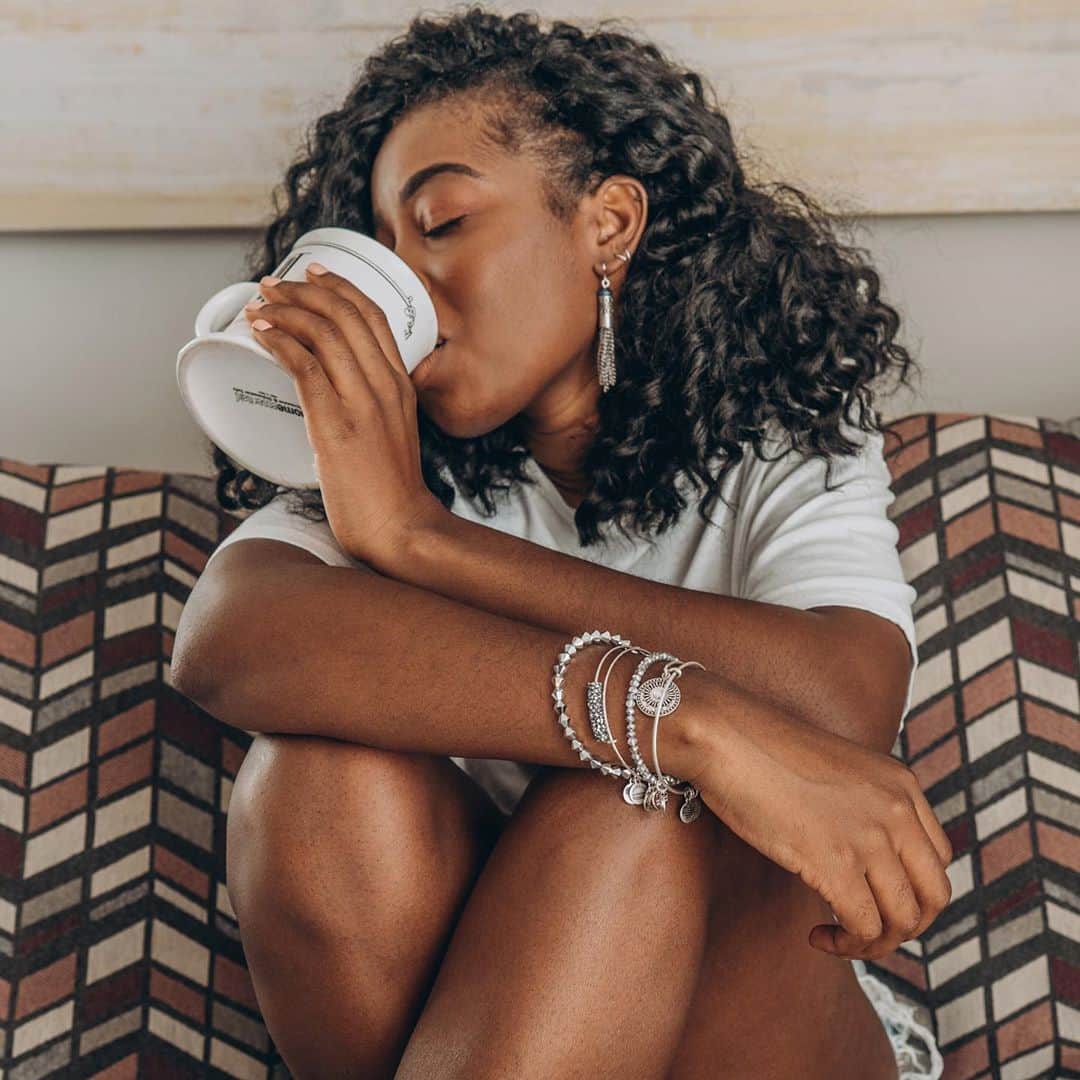 のインスタグラム：「Nothing like that first #SundayMorning sip ☕✨• #repost: via @missenocha」