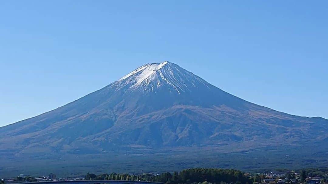 綾小路きみまろさんのインスタグラム写真 - (綾小路きみまろInstagram)「綾小路きみまろです。 今日はでとても気持ちの良い 快晴の日曜日でした～☀️ 今日の富士山🗻です。  みなさまにとって素敵な１週間になりますように✨それぞれのペースで頑張ってまいりましょう⤴️  さてさて、 番組出演のお知らせです。  明日10月26日(月) よる9時～ #チャンネルNECO  #綾小路きみまろTV  🌟第28回🌟 スペシャルゲスト #純烈 さん MC #鈴木あきえ さん 楽しい楽しいトーク満載🎵 是非ぜひ！ 楽しみにご覧くださ～い‼️  #綾小路きみまろ #河口湖 #富士山 #きみまろ茶やからの富士山ビュー   BGM🎶 #FUTUREWORLD #shingokatori ⤴️⤴️⤴️ so cool 😍」10月25日 22時46分 - ayanokojikimimaro_official