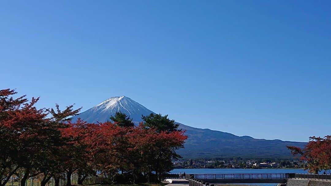 綾小路きみまろさんのインスタグラム写真 - (綾小路きみまろInstagram)「綾小路きみまろです。 今日はでとても気持ちの良い 快晴の日曜日でした～☀️ 今日の富士山🗻です。  みなさまにとって素敵な１週間になりますように✨それぞれのペースで頑張ってまいりましょう⤴️  さてさて、 番組出演のお知らせです。  明日10月26日(月) よる9時～ #チャンネルNECO  #綾小路きみまろTV  🌟第28回🌟 スペシャルゲスト #純烈 さん MC #鈴木あきえ さん 楽しい楽しいトーク満載🎵 是非ぜひ！ 楽しみにご覧くださ～い‼️  #綾小路きみまろ #河口湖 #富士山 #きみまろ茶やからの富士山ビュー   BGM🎶 #FUTUREWORLD #shingokatori ⤴️⤴️⤴️ so cool 😍」10月25日 22時46分 - ayanokojikimimaro_official