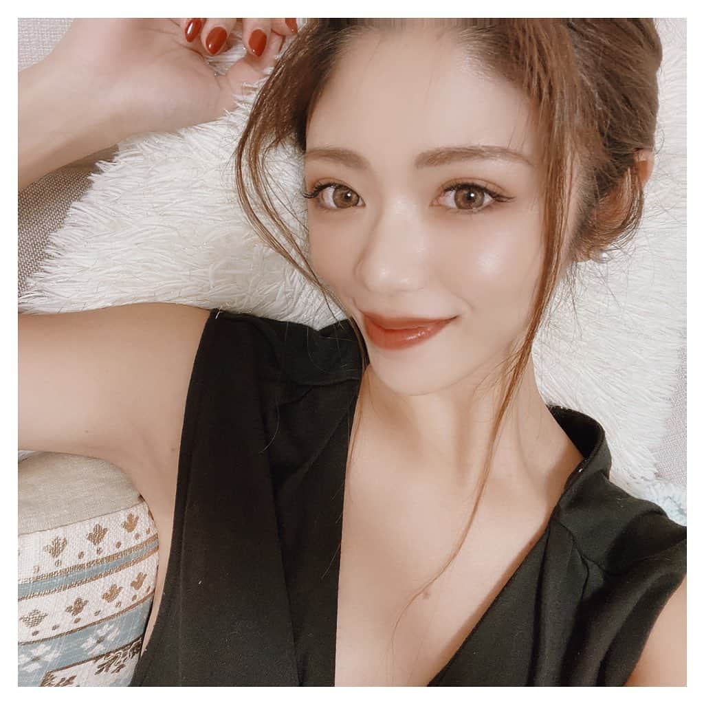 ARIKAのインスタグラム：「make💄✨ . 最近化粧を変えました ⸜❤︎⸝‍ 愛用しているアイシャドウパレッドは ２枚目に載せてます🧡💚💛 IKKOさんがオススメしている 韓国コスメで発色もいいよ❣️ 新大久保にある韓国コスメショップ 行ってみたいな〜(*´○`)o¶♪ . #make #韓国コスメ #韓国 #コスメ #アイシャドウ #アイシャドウパレット #workout #makeup #hair #me #girl #swag #l4l #love #selfie #bestoftheday #followme #beauty #東京 #写真好きな人と繋がりたい #お洒落さんと繋がりたい #犬 #フォロー #데일리룩 #메이크업 #셀피그램 #팔로우미 #멋스타그램 #芸能人愛用」