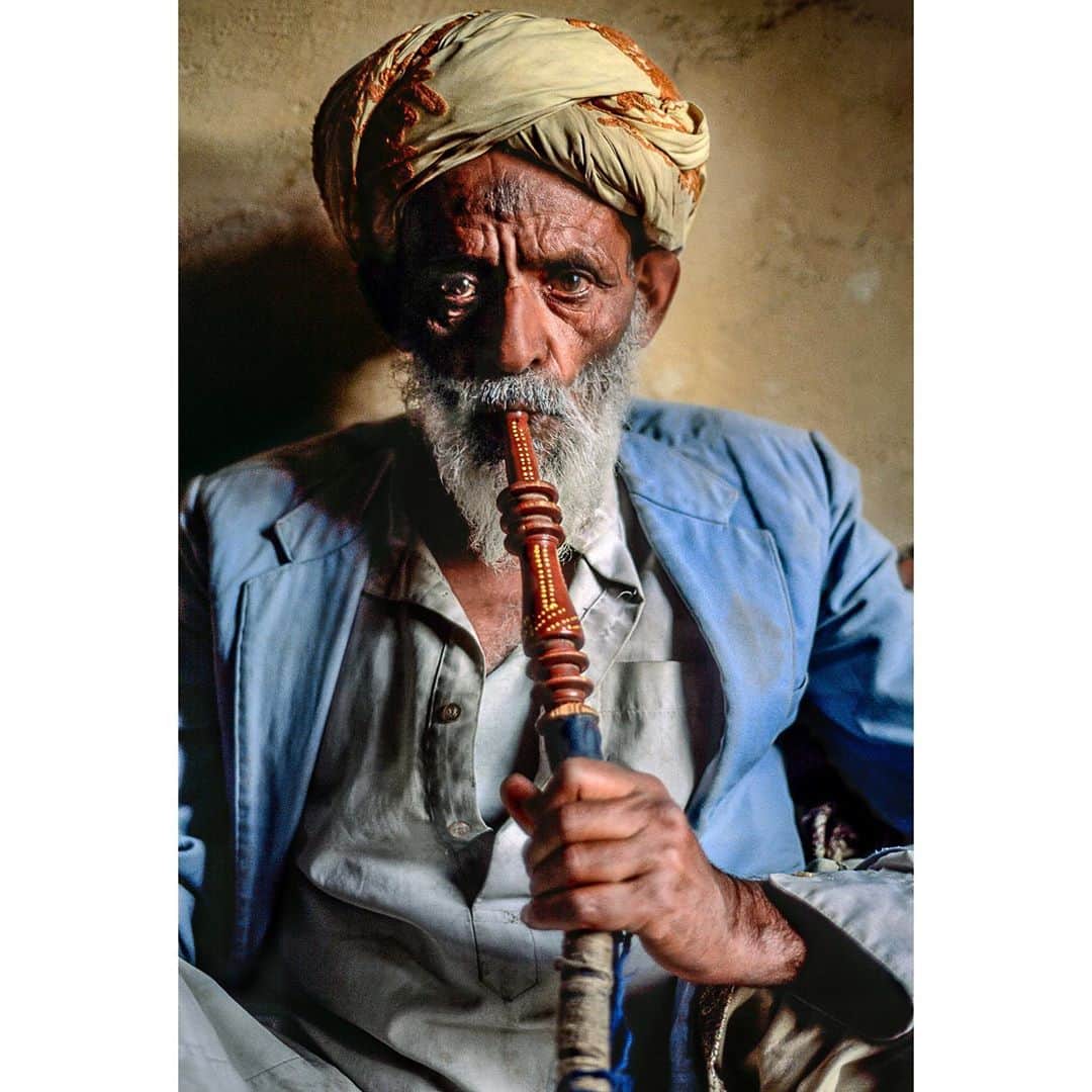 スティーブ・マカリーさんのインスタグラム写真 - (スティーブ・マカリーInstagram)「Man smoking hookah (Shisha), #Yemen, 1997.  #SteveMcCurry」10月25日 22時48分 - stevemccurryofficial