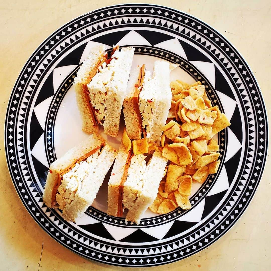 ガソリングラマーさんのインスタグラム写真 - (ガソリングラマーInstagram)「PLANT BASED CHEESE CHILI GARLIC DELI SLICES SANDWICH + SEA SALT CORN DIPPERS #GASOLINEKITCHEN 🍞🥪🧀🧄🌶🌽🌿 @grammysbakeshop #whitebread  @vayoveganmayo #veganmayo  @doublebatch.co #almondcheese #vegancheese #cheese #mozzarella #americana  @plantprovisionsco #chiligarlic #delislices  @pipsnacks sea salt #corndippers #vegan #veganfood #whatveganseat #plantbased #vegetarian #VEGANGOOD #vegansofig #veganfoodie #foodie #plantbased #plantbasedfood #plantbasedfoodie #sandwich  @gasolineglamour #gasolineglamour  @marketbox.sd  #marketboxsd  @gtfoitsvegan  #gtfoitsvegan #GRAMMYSBAKESHOP  #vayoveganmayo  #doublebatchco  #plantprovisionsco  @caskatatableware fez plate 🍽」10月25日 22時48分 - gasolineglamour