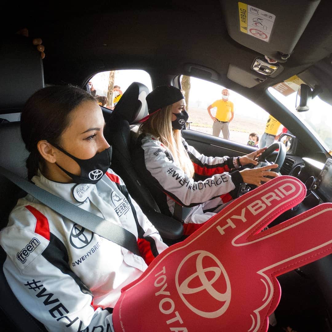 バネッサ・フェラーリのインスタグラム：「Ieri é stata una giornata pazzesca 😍 Ho partecipato alla #WeHybridRace 🚗 di @toyota_italia a bordo della Nuova Yaris Hybrid lungo il percorso della tappa, del Giro d'Italia, Alba-Sestriere 😉 ed è stata un'esperienza veramente UNICA🙌😍  CHIARAMENTE HA VINTO IL MIO TEAM 😜🏆  #vanessaferrari #NuovaYaris #adv #ToyotaTeam #ToyotaHybrid #GIRO」