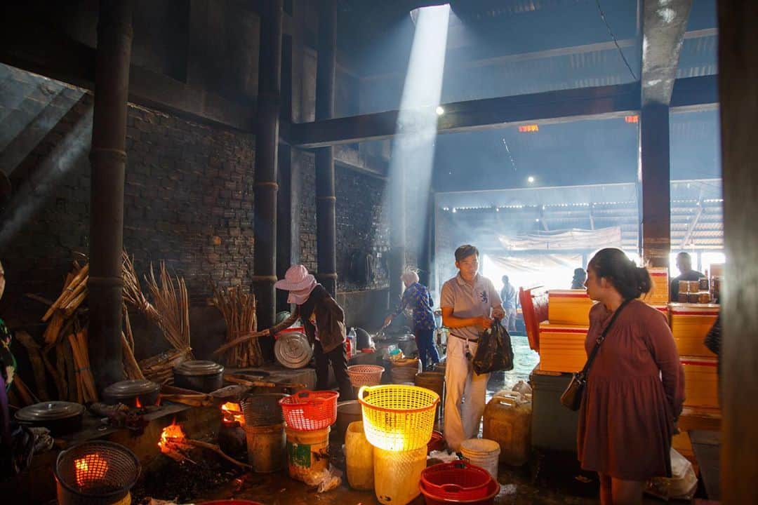 Shunsuke Miyatakeのインスタグラム：「A ray of light in the smoke」