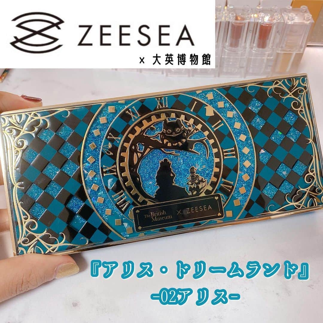 照沼サラのインスタグラム：「すっかりZEESEAのとりこ✨﻿ ﻿ 発色が最高はZEESEA﻿ 大英博物館コラボのパレットをほぼ全種類ゲットして最近ヘビロテしまくり🥺﻿ そのコラボシリーズの中で映画版アリスのシリーズも-02 アリス- の1点のみ買ってお試し！﻿ ﻿ なんで01~03の3つのパレットの中から02を選んだかというと﻿ 1.今持っていない原色系の色が豊富﻿ 2.これからの季節活躍しそうな色味﻿ 以上2点が大きな決め手に！﻿ ﻿ 派手に見えがちだけど洋服の色味が暗めになる冬にはもってこいのパレット✨﻿ 合わせる洋服も黒着てみたよ🐇🎩🕒🕳✨﻿ 塗り方はHPを参考に！ オリジナルっていう塗り方だけ私の好きな塗り方◎ ﻿ ﻿ 地味な顔立ちの私の場合﻿ ▶目尻に濃い色→切れ長、アジア系ぽい印象﻿ ▶全体に濃い色→ぱっちり、幼い印象﻿ になったので参考にどうぞ！﻿ ﻿ ﻿  #ZEESEA #TheBritishMuseum #大英博物館コラボ﻿ #ZEESEAアイシャドウ #毎日メイク #メイク #不思議の国の魔法 #アリス #アリスドリームランド #アリスと不思議の国」