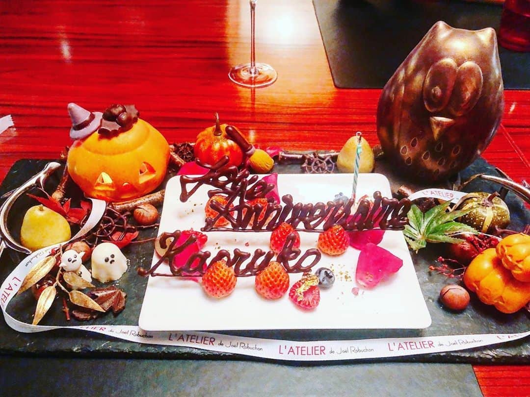 カオルコさんのインスタグラム写真 - (カオルコInstagram)「はじめましてからのサプライズ。 なんて幸せなんでしょ( ¨̮ )︎︎❤︎︎ 楽しい夜でした☪︎*｡꙳  ご近所さんだからまたすぐ会えそうなのも嬉しいな。  美しいナッシーに素敵なご縁を頂いて、可愛いリカさんにははじめましてなのにお気遣い頂き、素敵な夜の時間を過ごせました☽︎‪︎.*·̩͙‬  Thanks @naccy0112 & @rumeno82 ♥️ Chef @chef_ken_ichiro  #birthdayeve #dinner #surprise #love」10月25日 22時55分 - ka_ruk_