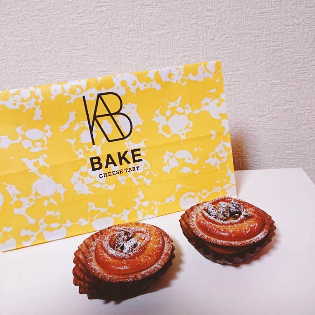 小泉遥香のインスタグラム：「#BAKE の！！！  モンブランチーズタルト～!!!  秋ですねぇ🎃🌰✨  栗が甘くてクリビツ仰天しました🥰🥰🥰  …栗だけに😎😎😎  #Instaharum#モンブラン #栗#秋 #スイーツ#ベイク #instafood #クリビツ仰天  どすべりこいずみ～！(๑>؂•̀๑)ﾃﾍﾍﾟﾛｯ♡」