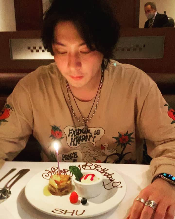 渡部秀のインスタグラム：「29歳になりました。  いつも応援してくださる皆様本当にありがとうございます。 20代ラスト、逞しく強くそして謙虚に邁進していく所存です。  そしてそして  YouTube始めます。  https://www.youtube.com/channel/UCOsFIiS7DwEQ9sBU1iArMxA  TikTok始めます。  @  shu_watanabe  本日動画公開致しますので チャンネル登録&フォローしてお待ち下さい。  今後とも変わらぬご支援を賜りますようよろしくお願いいたします。  2020.10.26  渡部秀  #渡部秀　#YouTube開設　#TikTokスタート　#29」