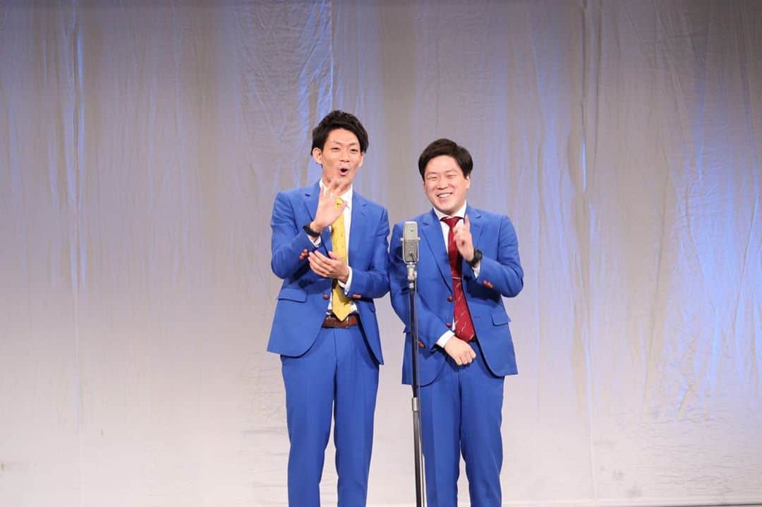 皆川勇気のインスタグラム：「単独ライブ、ありがとうございました😊  来月からは席数が増えます！ 是非お早めに良い席を❗️  11月29日(日)の21時からです😌👍  #ネイビーズアフロ #単独 #漫才 #コント」