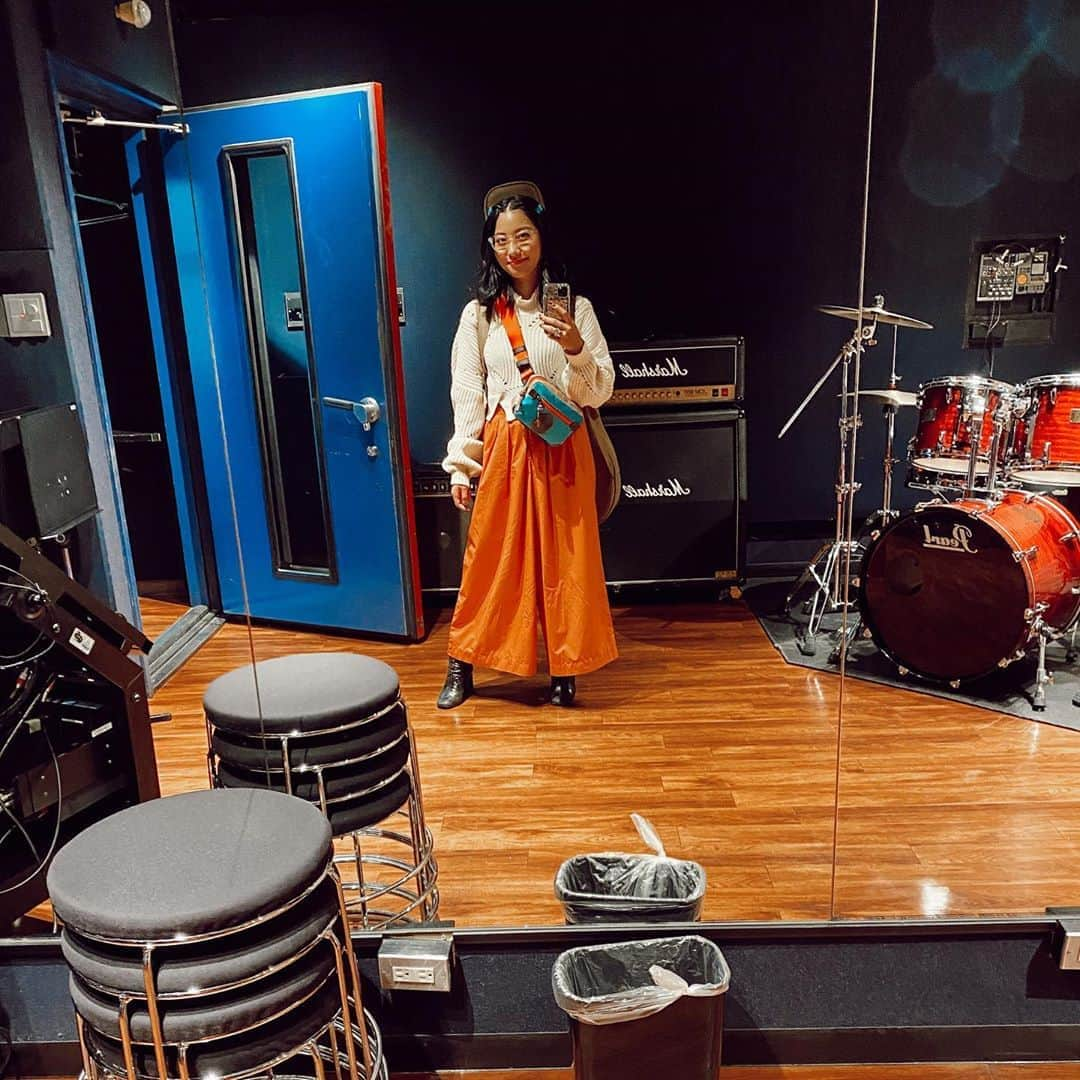 Rihwaさんのインスタグラム写真 - (RihwaInstagram)「I'm so thankful to the Rehearsal Studios💙🧡 We've been lost our places to express ourselves for months! I realized that I can not live without those places where are allowed to scream!!!! 2枚目は、弾き語りでのMARIMOの手拍子レクチャーの時にやってることの説明💚💚💚 くってるギターピッキングしながら頭打ちの手拍子煽るの意外とむずかったけど、今は普通に出来るようになったなぁ！✌🏽🌈 ↑ってこんな音楽用語も分かるようになったのも成長だなぁ！ふふふ☺️✨突然成長振り返るコーナーになった。笑 #Rihwa #love #studio #Rehearsal  #fashion #marimo #guitar」10月25日 23時00分 - rihwa_official