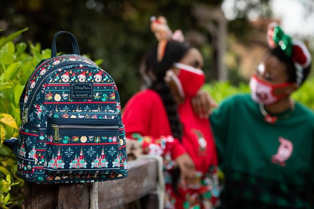 ディズニーランドさんのインスタグラム写真 - (ディズニーランドInstagram)「‘Tis the season for festive looks! Head to the @DisneyParksBlog to check out all the new merry merchandise coming soon to World of Disney and the Disneyland Resort Backlot Premiere Shop in #DowntownDisney and online at @shopDisney!」10月25日 23時00分 - disneyland