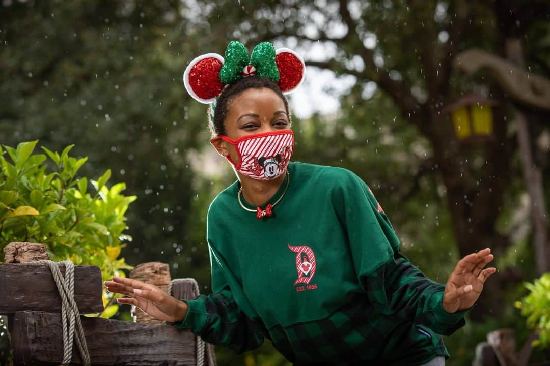 ディズニーランドさんのインスタグラム写真 - (ディズニーランドInstagram)「‘Tis the season for festive looks! Head to the @DisneyParksBlog to check out all the new merry merchandise coming soon to World of Disney and the Disneyland Resort Backlot Premiere Shop in #DowntownDisney and online at @shopDisney!」10月25日 23時00分 - disneyland