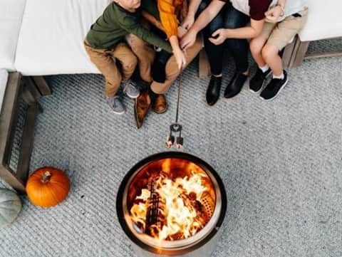 HGTVさんのインスタグラム写真 - (HGTVInstagram)「We're officially in the sweet spot of fall where nights are chilly enough for a fire but not so cold that you're downright freezing. 🍂🔥 Don't let this short-lived season pass you by before enjoying an evening outdoors.⁠ ⁠ To recreate this setup at home, shop the Solo Stove and other fire pits on sale at the link in our profile. We even found some under $100! 🔝🛍⁠ ⁠ #fall #fireside #cozy #weekend #firepit #outdoors #getoutside」10月25日 23時01分 - hgtv