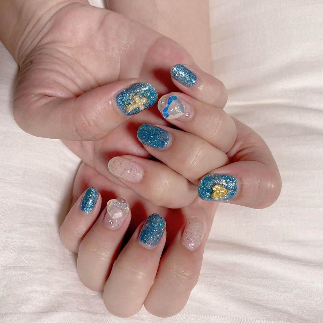 のインスタグラム：「エクホリのアー写撮影の時のネイル💅🏼 担当カラーにしたよ( ◜ᴗ◝) (◜ᴗ◝ )  青好きなんですねぇ😇💗 ってネイリストさんに言われて、 あ、そうなんですよね☺️……って誤魔化した3ヶ月ちょい前」