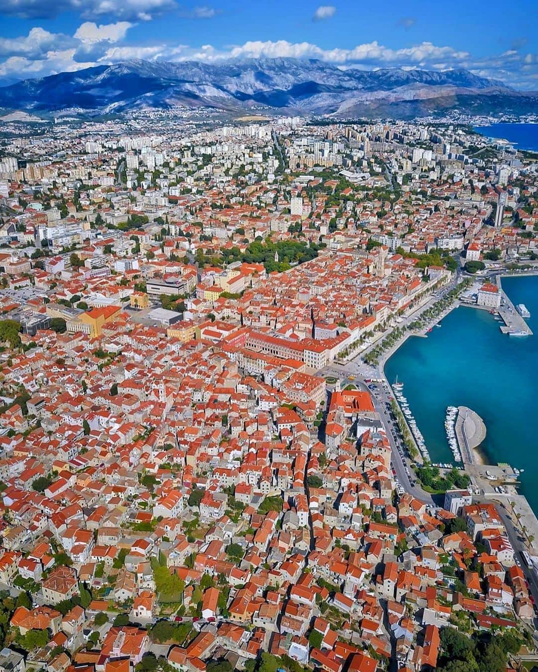 BEAUTIFUL DESTINATIONSさんのインスタグラム写真 - (BEAUTIFUL DESTINATIONSInstagram)「A charming place to explore ✨ Split is Croatia's second largest city in the Dalmatia region and lies in the eastern shore of the Adriatic Sea. Featuring old-world charm, it has a rich history, beautiful architecture, and exquisite cuisine.  Fun fact: This idyllic location was chosen as the setting for several Game of Thrones scenes. If you're a fan, make sure to take the GOT-themed tours during your visit! 👑  Would you like to explore this enchanting locale?  📸 @vlad.fran 📍 Split, Croatia」10月25日 23時08分 - beautifuldestinations