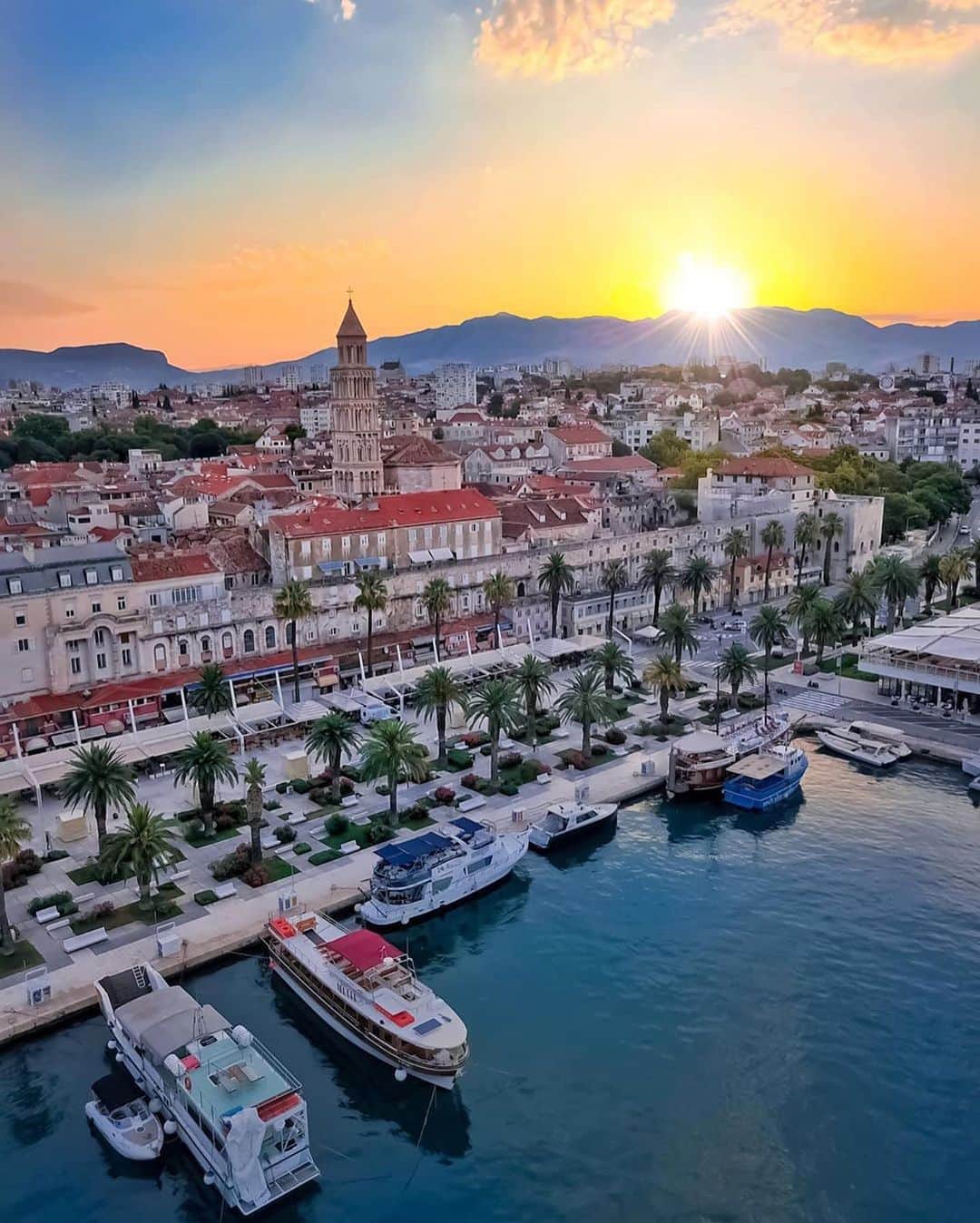BEAUTIFUL DESTINATIONSさんのインスタグラム写真 - (BEAUTIFUL DESTINATIONSInstagram)「A charming place to explore ✨ Split is Croatia's second largest city in the Dalmatia region and lies in the eastern shore of the Adriatic Sea. Featuring old-world charm, it has a rich history, beautiful architecture, and exquisite cuisine.  Fun fact: This idyllic location was chosen as the setting for several Game of Thrones scenes. If you're a fan, make sure to take the GOT-themed tours during your visit! 👑  Would you like to explore this enchanting locale?  📸 @vlad.fran 📍 Split, Croatia」10月25日 23時08分 - beautifuldestinations