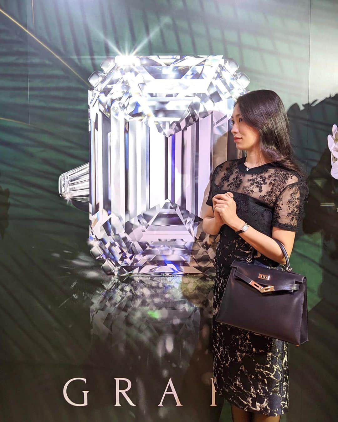のインスタグラム：「. @graff LES EXTRAORDINAIRES EXHIBITION OF RARE JEWELS2010💎 今回のコレクションの目玉でもある見目麗しいブルーダイヤや、11月にアーガイル鉱山が閉山するにあたりより高騰すると言われているピンクダイヤ、グラフが世界で最も多くのシェアを誇るイエローダイヤの数々。 ロンドンから届いたばかりの類まれな極上ハイジュエリーは、21世期のキング・オブ・ダイヤモンドという呼び名にふさわしい素晴らしいコレクションでした💍 ダイヤモンド職人から一代で築き上げたローレンス・グラフのストーリーは、勇気を与えてくれますね。 今回はずっと気になっていたお品を迎えることにしたので今からとっても楽しみです…😌 . #ayumi_y_ootd 👗 #tops @carven  #skirt @balenciaga  #bag @hermes  #necklace @graff  #watch @harrywinston  . . #ootd #outfit #fashion #coordinate #carven #balenciaga #hermes #graff #graffdiamonds #harrywinston #thepeninsulatokyo #ファッション #コーディネート #コーデ #今日のコーデ #カルヴェン #バレンシアガ #エルメス #ケリー #ケリー28 #グラフ #ハリーウィンストン #ペニンシュラ東京」
