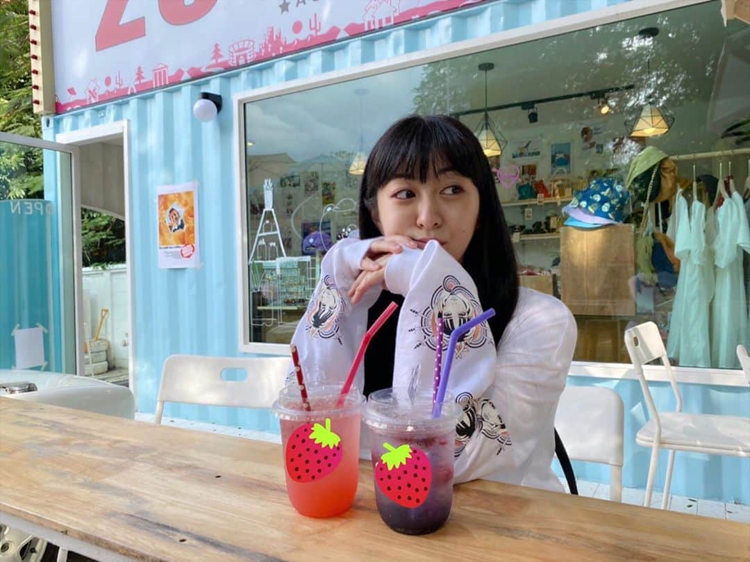 伊豆田莉奈さんのインスタグラム写真 - (伊豆田莉奈Instagram)「เธออยากกินอันไหน?🥰 strawberry soda รึว่า blueberry soda🍓  どっちが飲みたい？🥰 ストロベリーソーダーかブルーベリーソーダー🍓  #izurinacgm48 #伊豆田莉奈 #いずりな #cgm48」10月25日 23時09分 - rina.cgm48official