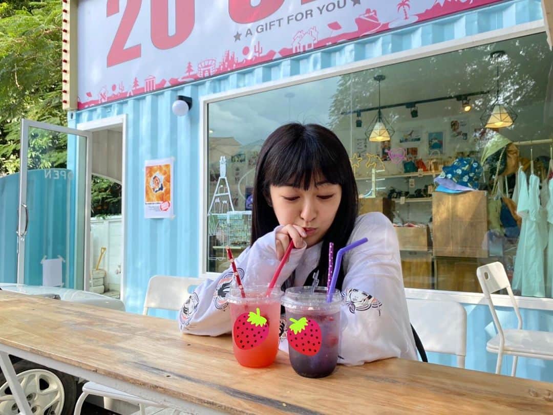 伊豆田莉奈さんのインスタグラム写真 - (伊豆田莉奈Instagram)「เธออยากกินอันไหน?🥰 strawberry soda รึว่า blueberry soda🍓  どっちが飲みたい？🥰 ストロベリーソーダーかブルーベリーソーダー🍓  #izurinacgm48 #伊豆田莉奈 #いずりな #cgm48」10月25日 23時09分 - rina.cgm48official