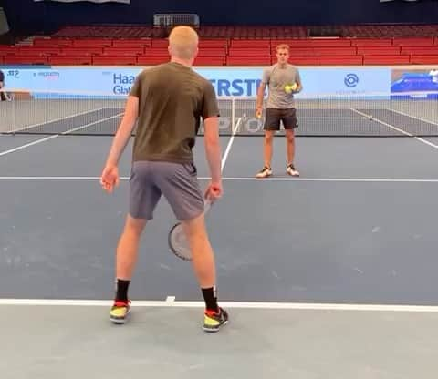 カイル・エドマンドのインスタグラム：「Training hard 💪🏼🎾  #tennistraining #forehand #tennis #atptour」