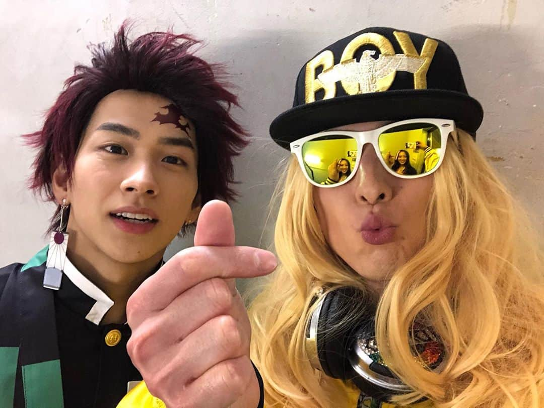 小見山直人 さんのインスタグラム写真 - (小見山直人 Instagram)「lol オンラインライブの楽屋前で炭治郎(友祐)と遭遇‼️ 水の呼吸　最KOO！！ 絶賛映画公開中！ みんなチェックチェックチェック！！  🙇‍♂️ KOOさん風に書かせていただきました🙇‍♂️ KOOさん、ヘッドホンありがとうございました！」10月25日 23時10分 - naoto_lol