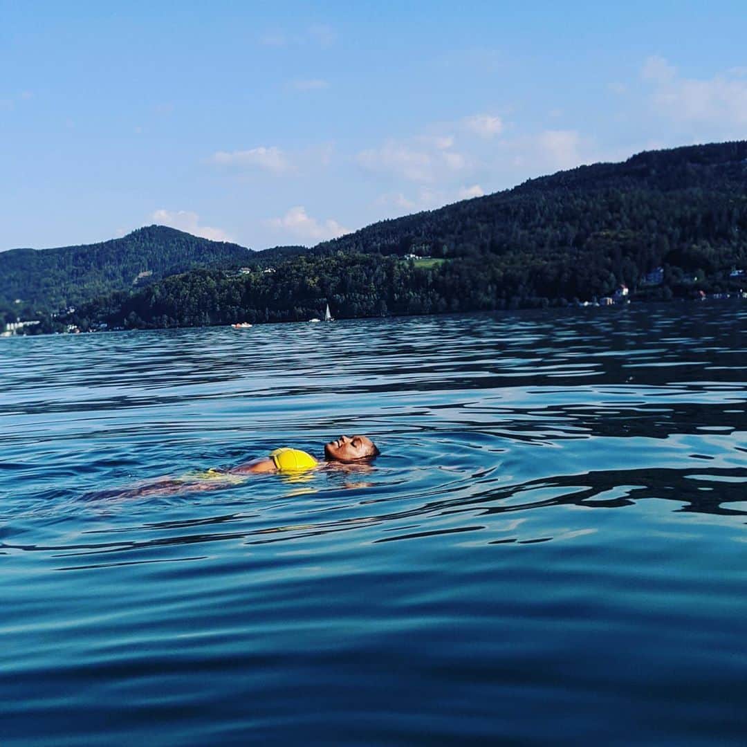 アジャ・ナオミ・キングのインスタグラム：「Keep ya head up and Vote Early! 😘」