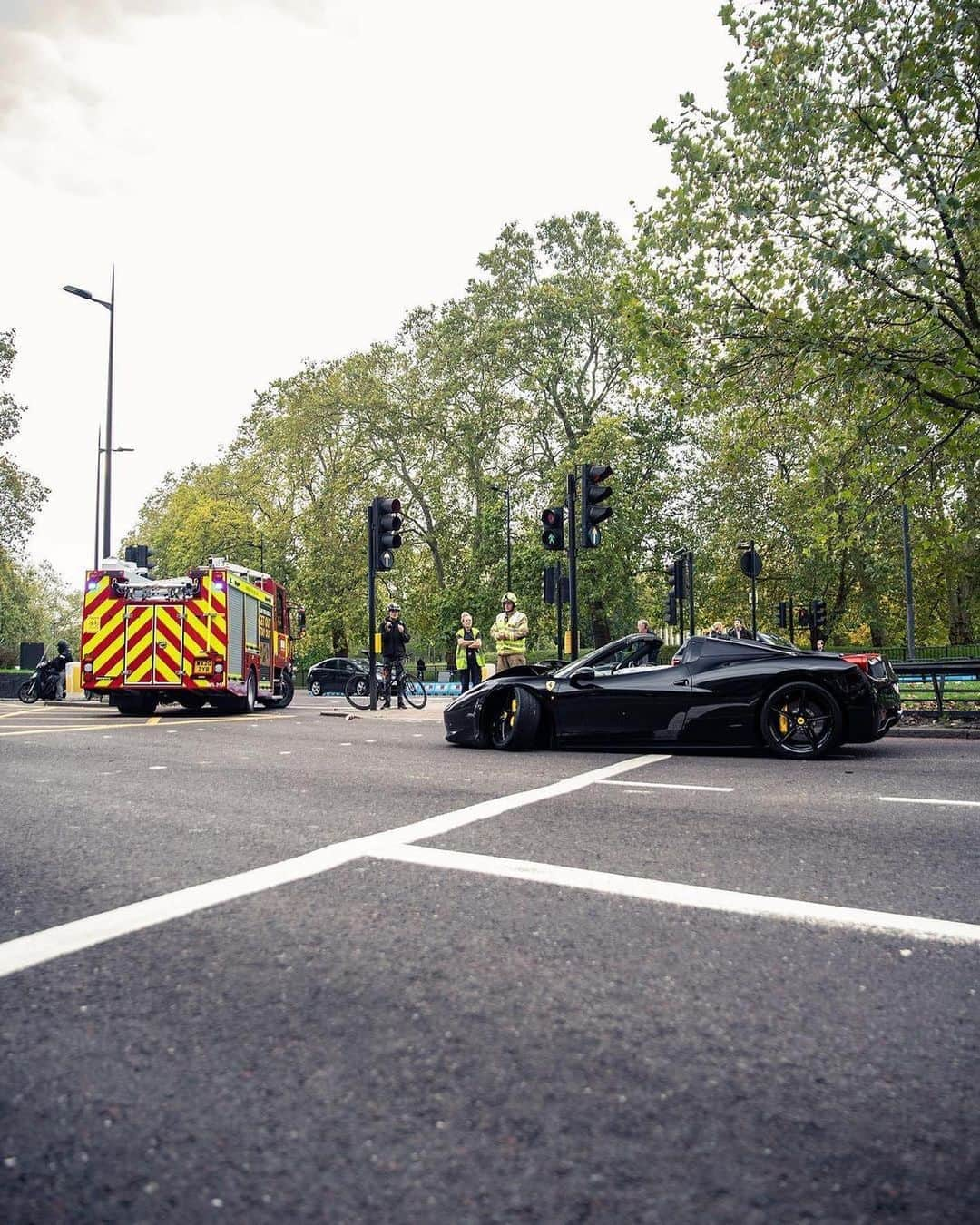 CARLiFESTYLEさんのインスタグラム写真 - (CARLiFESTYLEInstagram)「Ferrari 458 Spider crashed into a Ferrari 812 and BMW M6 😩 photos by @tfjj #carlifestyle #458 #812 #m6」10月25日 23時18分 - carlifestyle