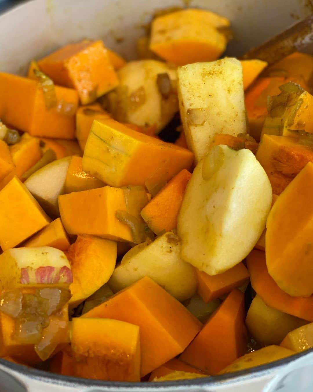 アイナ・ガーテンさんのインスタグラム写真 - (アイナ・ガーテンInstagram)「Making my favorite autumn soup - Butternut Squash & Apple.  Squash, apples, apple cider & a little heat from curry.  Very comforting.  #BCParties」10月25日 23時18分 - inagarten