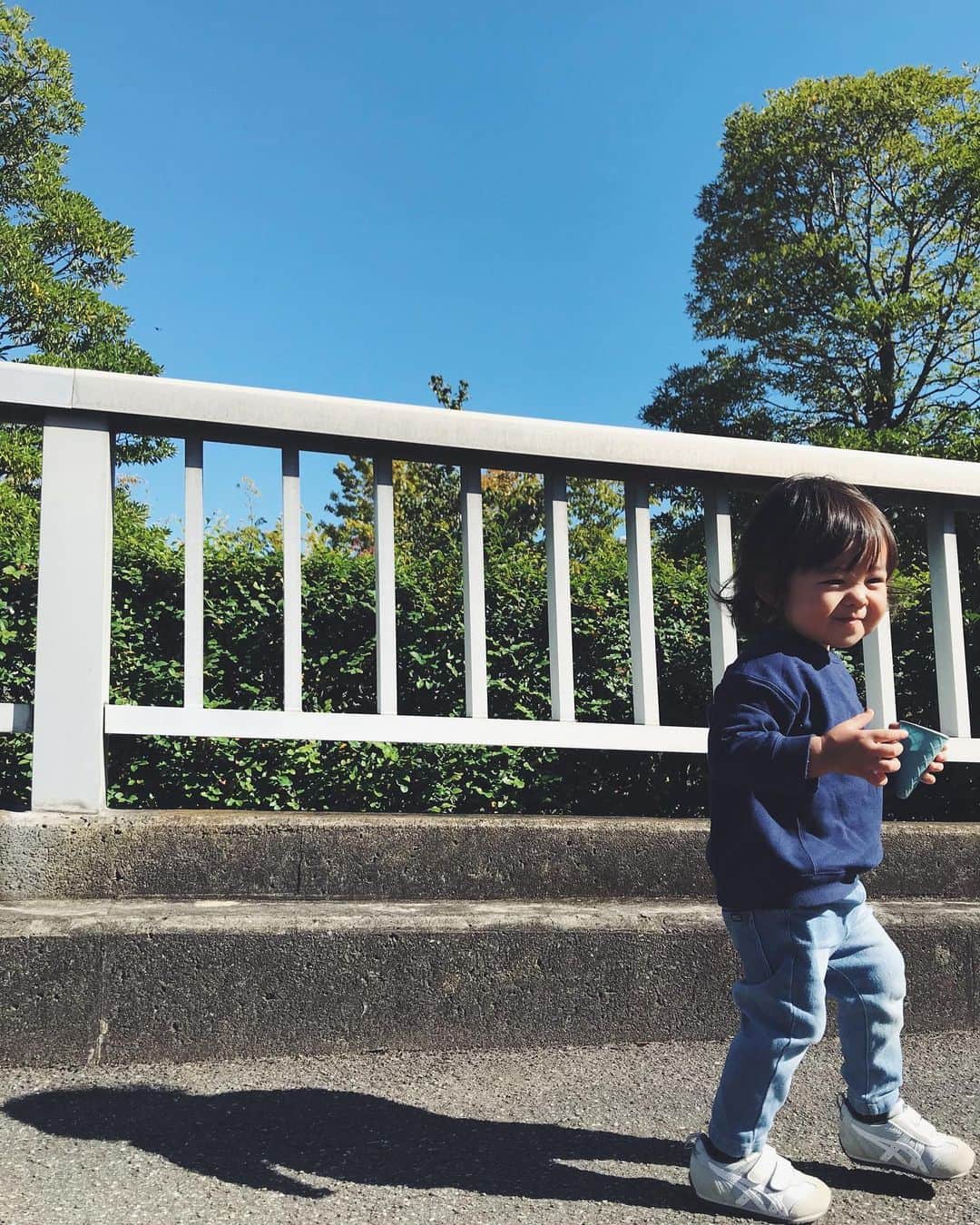 佐倉真衣さんのインスタグラム写真 - (佐倉真衣Instagram)「良いお天気の土日で嬉しかったー🌈 . 息子のめまぐるしい成長に驚く日々。 おそらくイヤイヤ期的なものは始まっていて体力のない母ちゃんはヘロヘロになっちゃうんだけど、 まぁ今日はお砂場でどんぐりアイスを作ってくれたからチャラ！ 明日も仲良くしようね🌈 . #happysunday #sundayfunday  #momandson #momlife #男の子ママ #1歳11ヶ月」10月25日 23時19分 - maitanaka20