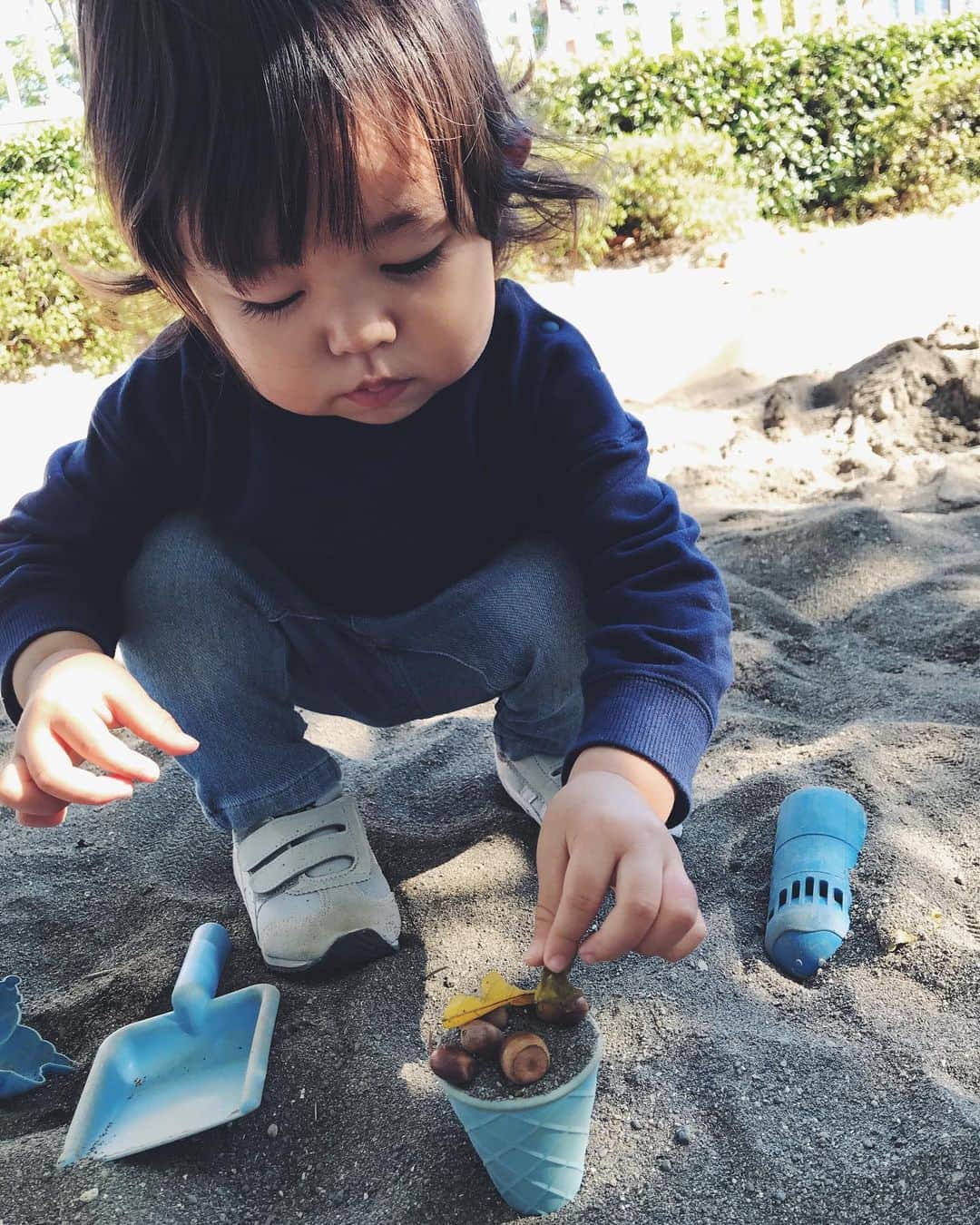 佐倉真衣さんのインスタグラム写真 - (佐倉真衣Instagram)「良いお天気の土日で嬉しかったー🌈 . 息子のめまぐるしい成長に驚く日々。 おそらくイヤイヤ期的なものは始まっていて体力のない母ちゃんはヘロヘロになっちゃうんだけど、 まぁ今日はお砂場でどんぐりアイスを作ってくれたからチャラ！ 明日も仲良くしようね🌈 . #happysunday #sundayfunday  #momandson #momlife #男の子ママ #1歳11ヶ月」10月25日 23時19分 - maitanaka20