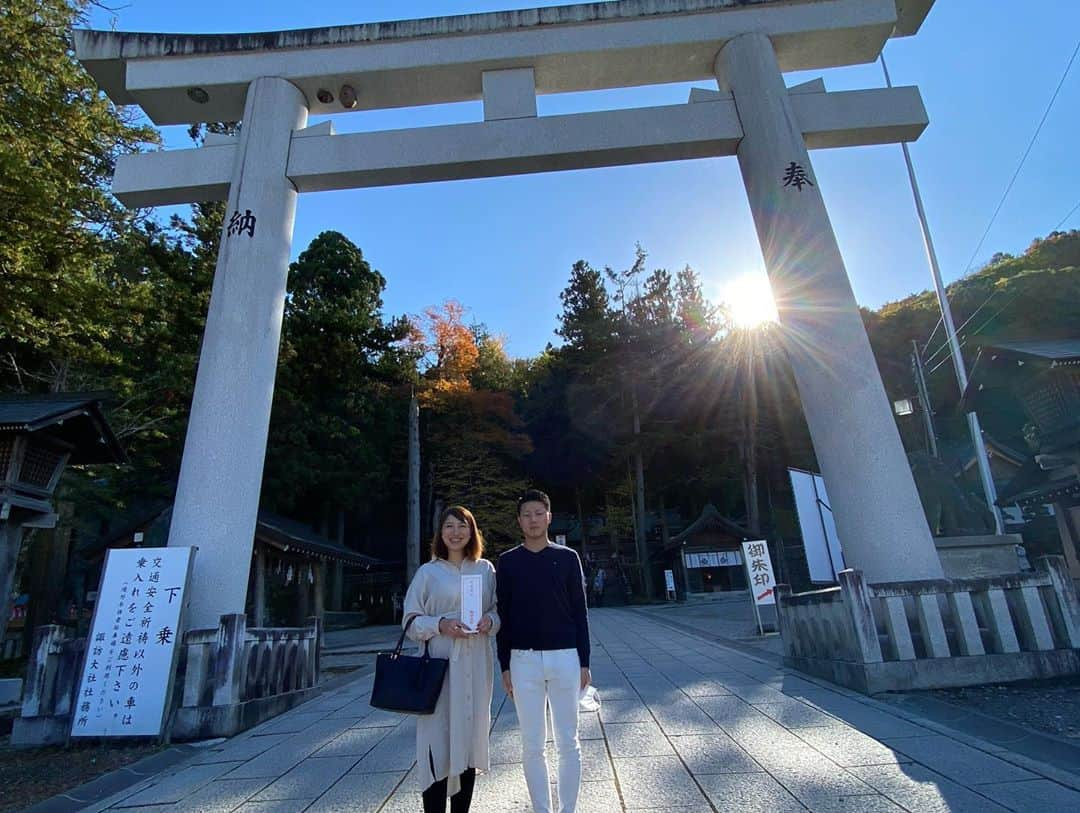 宮川杏奈さんのインスタグラム写真 - (宮川杏奈Instagram)「今日はお盆に会えなかった 旦那氏のおじちゃん家族に会うために茅野へ🚗💨 ドライブ日和な天気で最高👍🏼 . ほうとうを食べて🍲 諏訪大社に安産祈願へ行って⛩ 諏訪湖でお散歩👣 本当に天気が良くて気持ち良かった😊💕 . 楽しい時間はあっという間で夕方にはお別れ🥺💦 次会う時には👶🏼が産まれてるね‼ 出産頑張るぞっ💪🏼 本当にありがとうございました🤍 . 帰り道に少し寄り道をしてたけだ精肉本店へ🚗💨 まだまだお腹がいっぱいだったので ミニサイズのソースかつ丼を食べて来ました🐷✨ . 心もお腹も満たされて良き1日だった🍀 また明日から頑張れる🤰🏽 . #マタニティ生活  #マタニティ用品 #ベビー用品  #ベビーグッズ  #ベビー小物  #プレママ #プレママさんと繋がりたい  #プレママライフ  #ベビー服 #マタニティ  #マタニティアカウント  #初マタニティ #マタニティフォト #妊婦コーデ  #妊婦生活  #ベビー服 #ぷんにー #ぷんにーらいふ」10月25日 23時22分 - an1221na