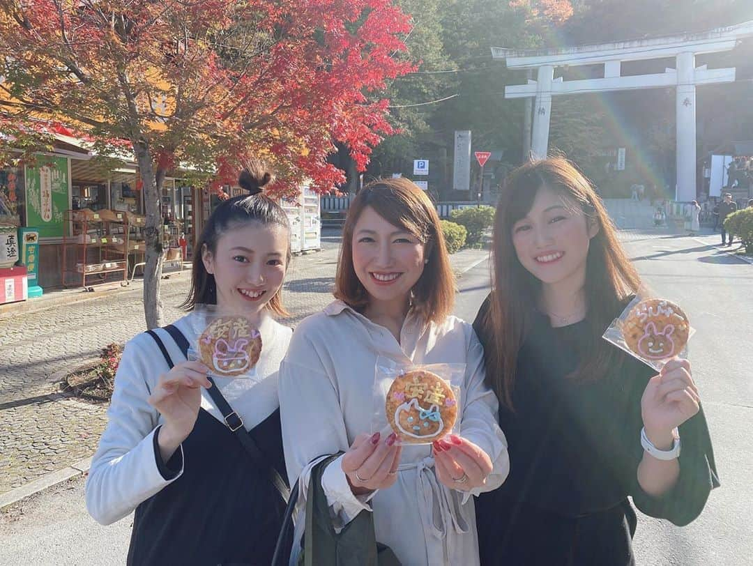 宮川杏奈さんのインスタグラム写真 - (宮川杏奈Instagram)「今日はお盆に会えなかった 旦那氏のおじちゃん家族に会うために茅野へ🚗💨 ドライブ日和な天気で最高👍🏼 . ほうとうを食べて🍲 諏訪大社に安産祈願へ行って⛩ 諏訪湖でお散歩👣 本当に天気が良くて気持ち良かった😊💕 . 楽しい時間はあっという間で夕方にはお別れ🥺💦 次会う時には👶🏼が産まれてるね‼ 出産頑張るぞっ💪🏼 本当にありがとうございました🤍 . 帰り道に少し寄り道をしてたけだ精肉本店へ🚗💨 まだまだお腹がいっぱいだったので ミニサイズのソースかつ丼を食べて来ました🐷✨ . 心もお腹も満たされて良き1日だった🍀 また明日から頑張れる🤰🏽 . #マタニティ生活  #マタニティ用品 #ベビー用品  #ベビーグッズ  #ベビー小物  #プレママ #プレママさんと繋がりたい  #プレママライフ  #ベビー服 #マタニティ  #マタニティアカウント  #初マタニティ #マタニティフォト #妊婦コーデ  #妊婦生活  #ベビー服 #ぷんにー #ぷんにーらいふ」10月25日 23時22分 - an1221na