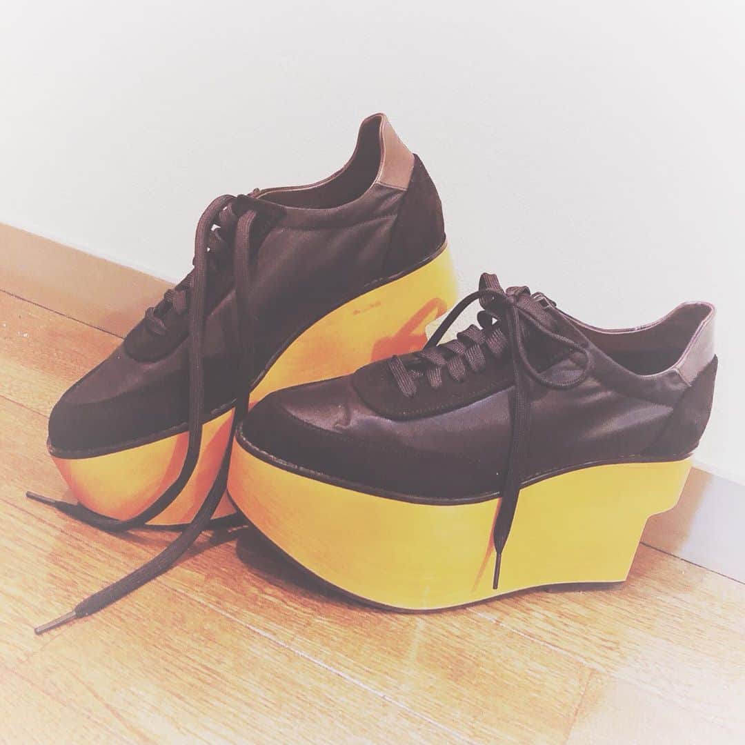 綾野ましろのインスタグラム：「ロッキンホース＋スニーカー♡ 一目惚れお迎えいらっしゃい☺︎  軽くて  歩きやすすぎた。  日本製だそうで お気に入り♪  #fashion #shoes」