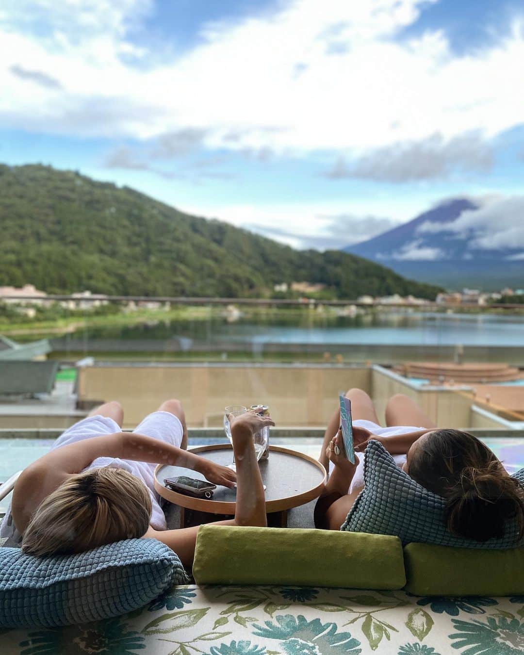 RUBYのインスタグラム：「是非ともスワイプして動画を見てほしい☝🏼😂💕  FanFanの新しい才能が見れます😉  Birthday trip with @manashika  @fanfanirene   #birthday  #birthdaytrip  #girlstrip」