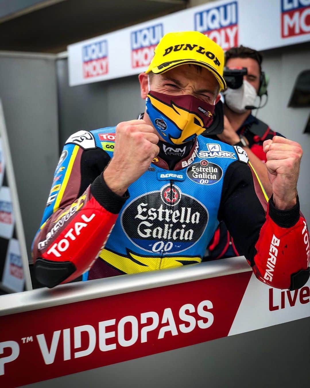 MotoGPさんのインスタグラム写真 - (MotoGPInstagram)「Three on the bounce! 🏆🏆🏆 @sam.lowes22 is the NEW Championship leader and the first British 🇬🇧 rider to win three intermediate class races in a row since Phil Read in 1971! 💪 #AlcanizGP 🏁 #Moto2 #MotoGP」10月25日 23時26分 - motogp