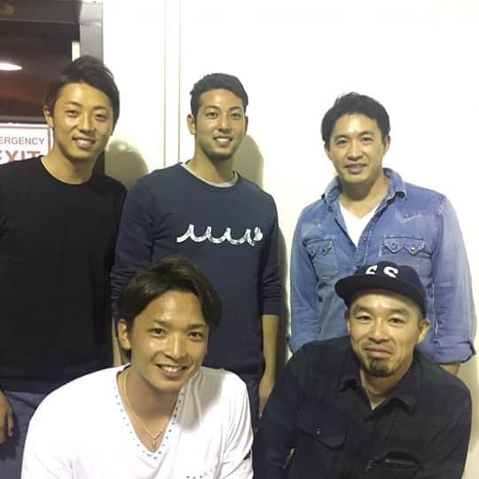 東浜巨のインスタグラム：「23年間の現役生活お疲れ様でした。  どんな時でも分け隔てなく相談に乗って頂いた五十嵐さんには感謝の言葉しかありません。 ロス、ハワイでの自主トレでもお世話になりました！ 先輩の背中をこれからも追いかけていきたいと思います。 現役生活お疲れ様でした！  #五十嵐亮太 #23年間お疲れ様でした #ロケットボーイズ #LA自主トレ #ヤクルトスワローズ #ソフトバンクホークス #OPTMOV」