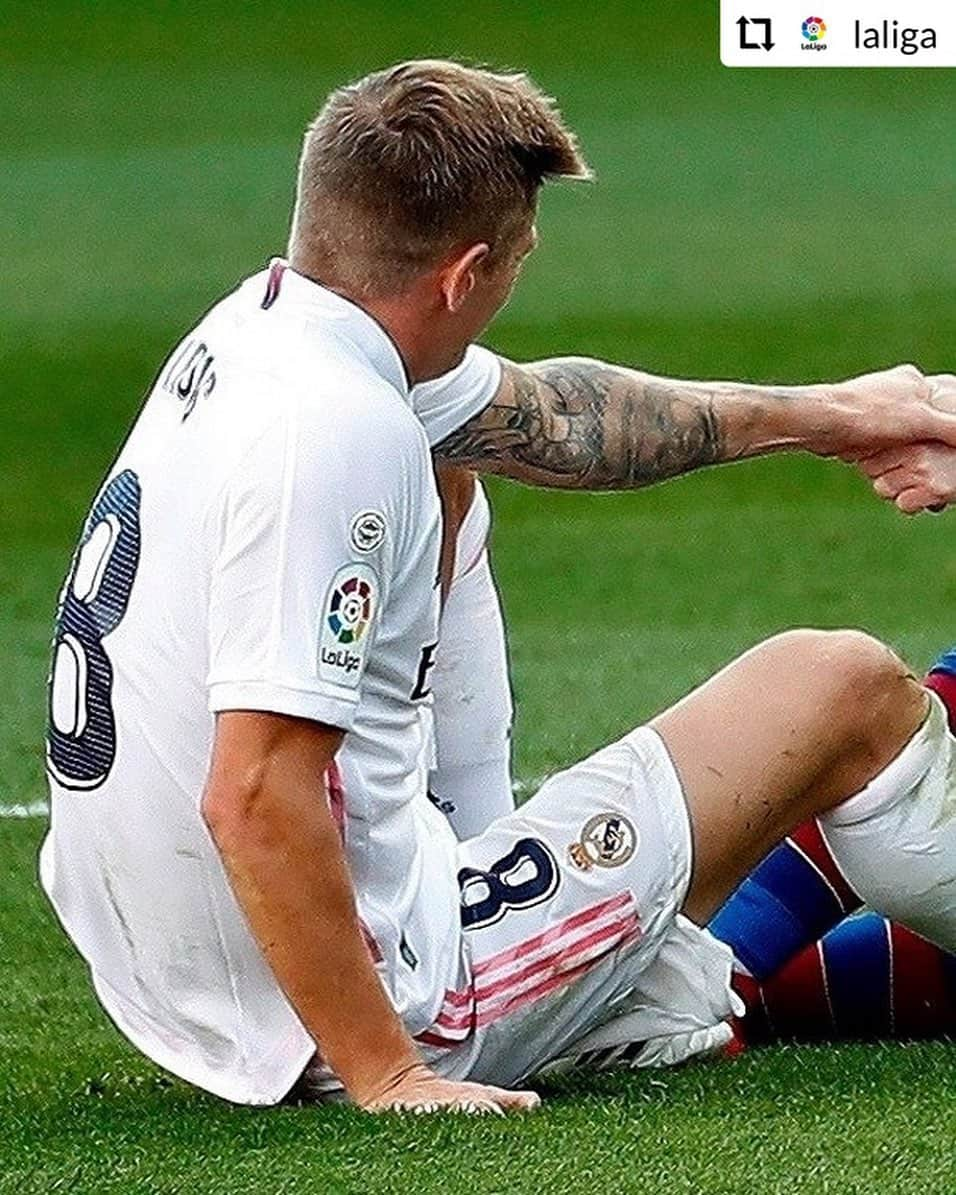 トニ・クロースさんのインスタグラム写真 - (トニ・クロースInstagram)「#Repost @laliga: @toni.kr8s 🤝 @leomessi   🤍🤍 FAIRPLAY 💙❤️  #ElClasico #Kroos #Messi #RealMadrid #Barça #LaLigaSantander #LaLiga #YouHaveToLiveIt #HayQueVivirla」10月25日 23時29分 - toni.kr8s