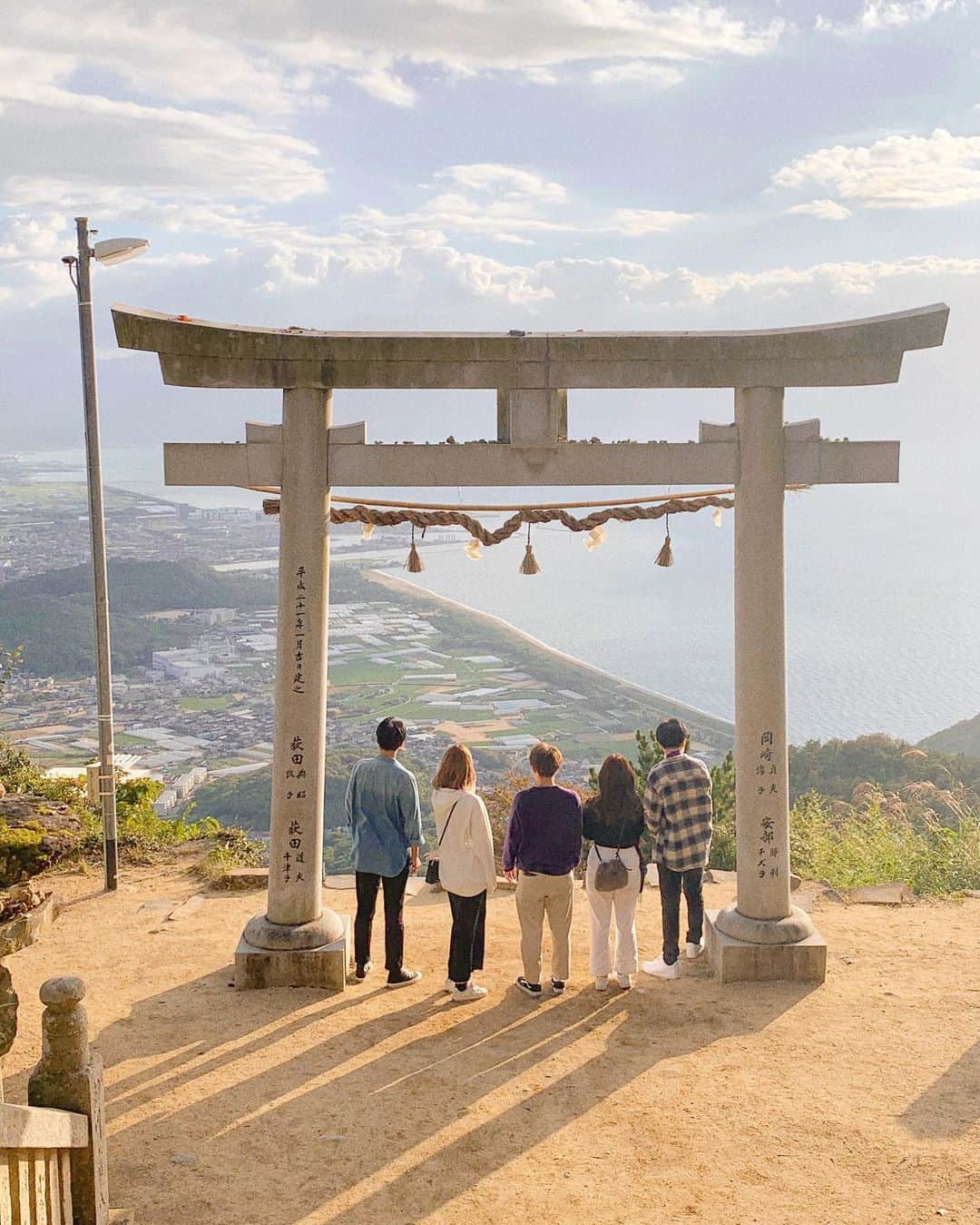 MEGのインスタグラム：「中学2年生の頃、「いつかみっちゃんの地元、香川に遊び行きたいね」って言ってたことが本当に叶った🌾 空気が綺麗で、自然いっぱいで、すごい心が休まるところ。⛩ 将来の話したり、なんでかくだらないことで笑って、懐かしい話で盛り上がってほんと楽しかったありがとう🌤 ㅤㅤㅤㅤㅤ #高屋神社 #天空の鳥居 #香川旅行 #ちちぶがはま #中野うどん学校 #旅行」